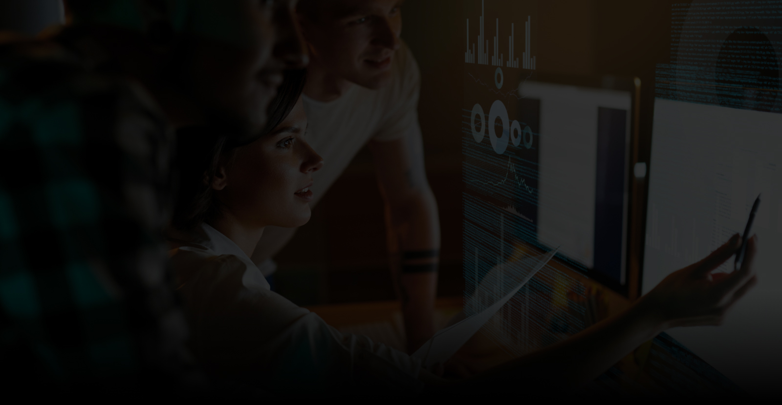 Des professionnels de la cybersécurité pendant leur travail