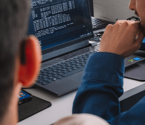 Deux étudiants en bachelor cybersécurité dans l'école Guardia CS