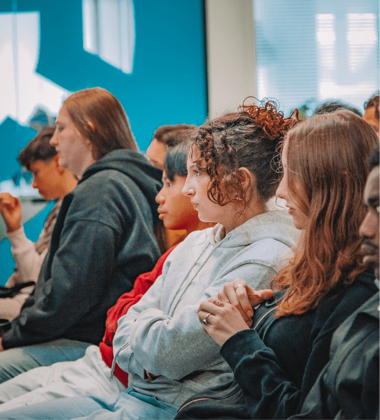 Des étudiantes en cybersécurité pendant une masterclass d'un professionnel sur le campus de l'école Guardia CS Lyon