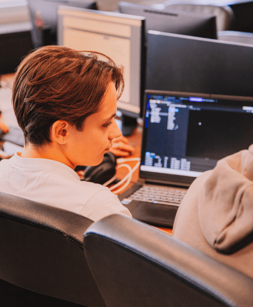 Un étudiant pendant la formation bachelor de Guardia Cybersecurity School