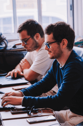 Deux étudiants en cybersécurité à l'école pendant leur semaine d'alternance