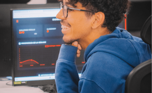 Un étudiant heureux pendant un SOC virtuel