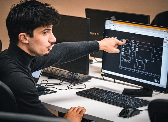 Un étudiant montre un graphique de cybersécurité