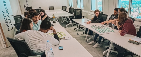 9 étudiants lors d'un projet commun