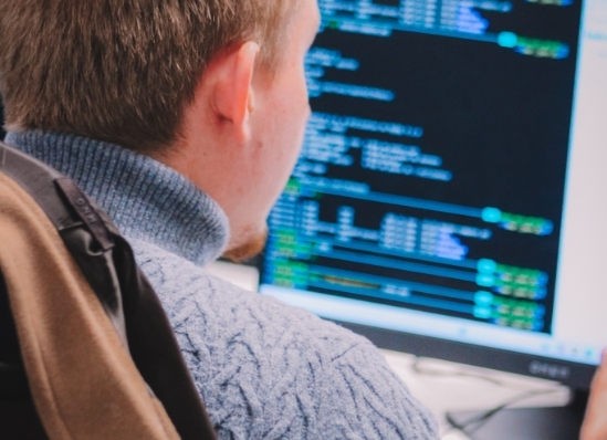 Un étudiant en bachelor cybersécurité devant son écran d'ordinateur