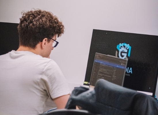 Un lyonnais étudiants en train d'apprendre la cybersécurité