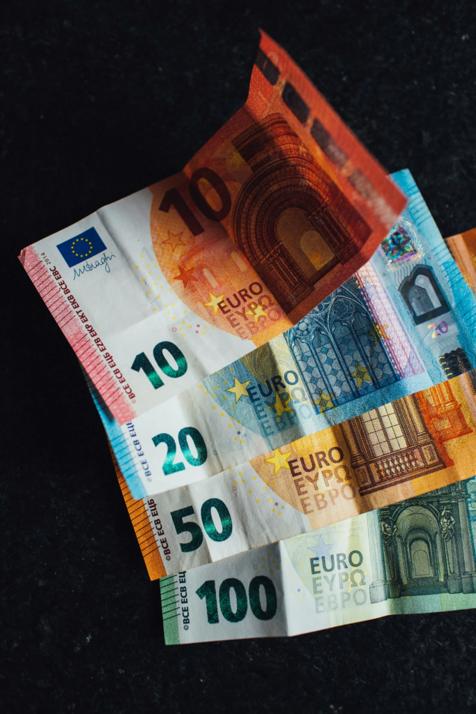 Il y a 4 billets, un de 10 €, un de 20 €, un de 50 € et un de 100 €.
