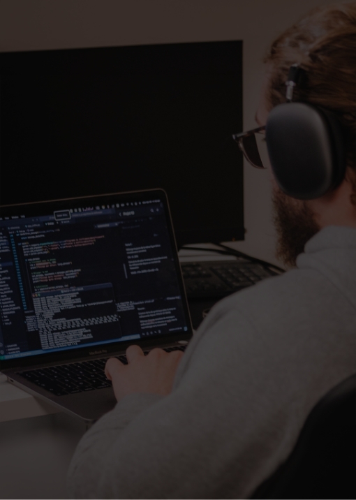 Un étudiant avec un casque