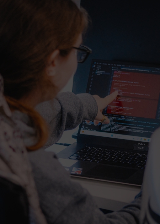 Une étudiante pendant un projet sur son ordinateur