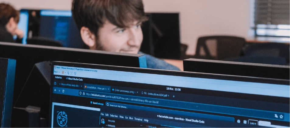 En 3ᵉ année du bachelor, les étudiants choisissent une option pour personnaliser leur parcours selon leurs ambitions