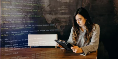 image d'un femme sur une tablette avec des lignes de code en fond transparent