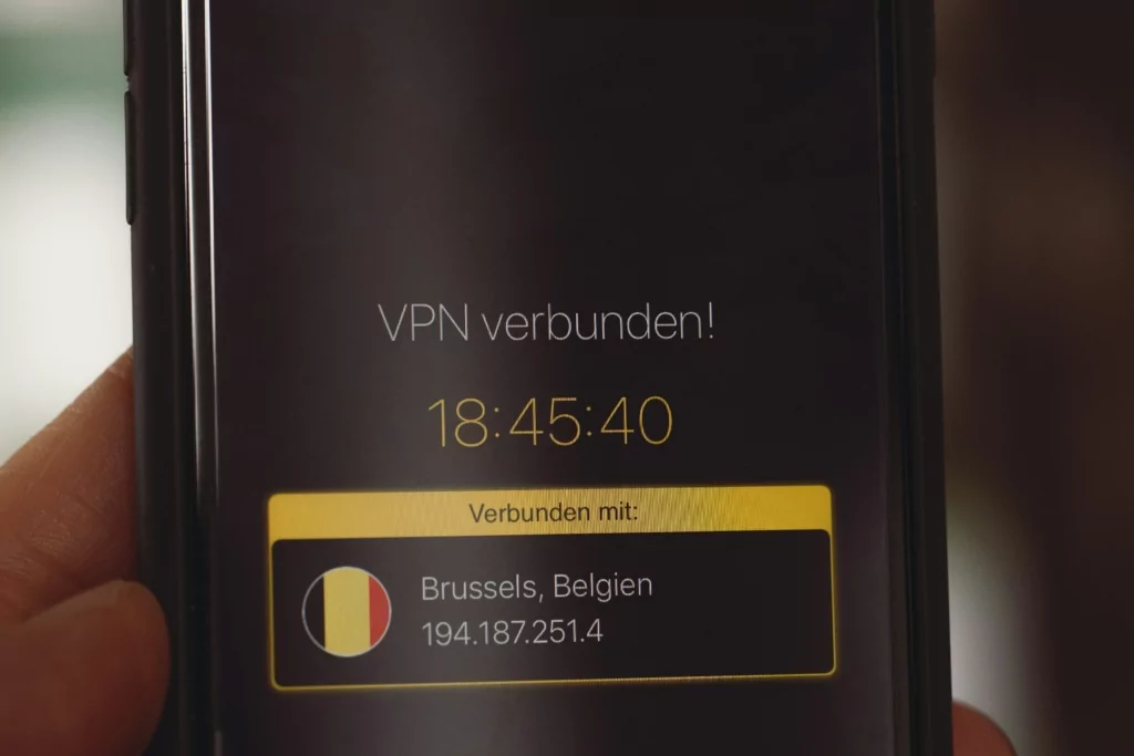 Ecran de VPN sur un smartphone avec la localisation en belgique