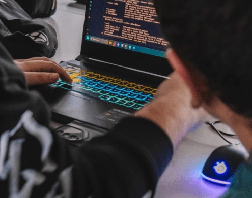 Pendant 2 ans, les étudiants alternent entre projets, missions en entreprise et accompagnement pédagogique de haut niveau.