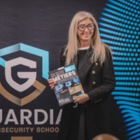 Mauna Traika avec le guide des métiers de la cybersécurité de Guardia CS