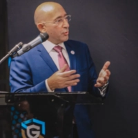 David Ofer pendant l'inauguration