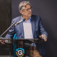 Portrait Michel Van Den Berghe au pupitre d'inauguration de Guardia CS Paris