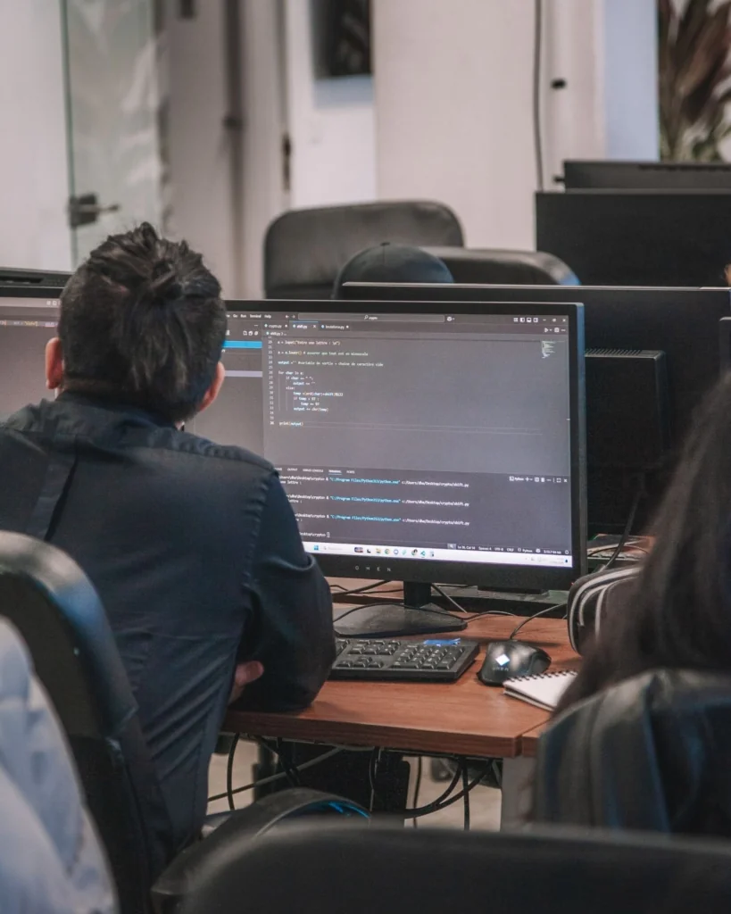 Deux étudiants sur un logiciel de pentesting
